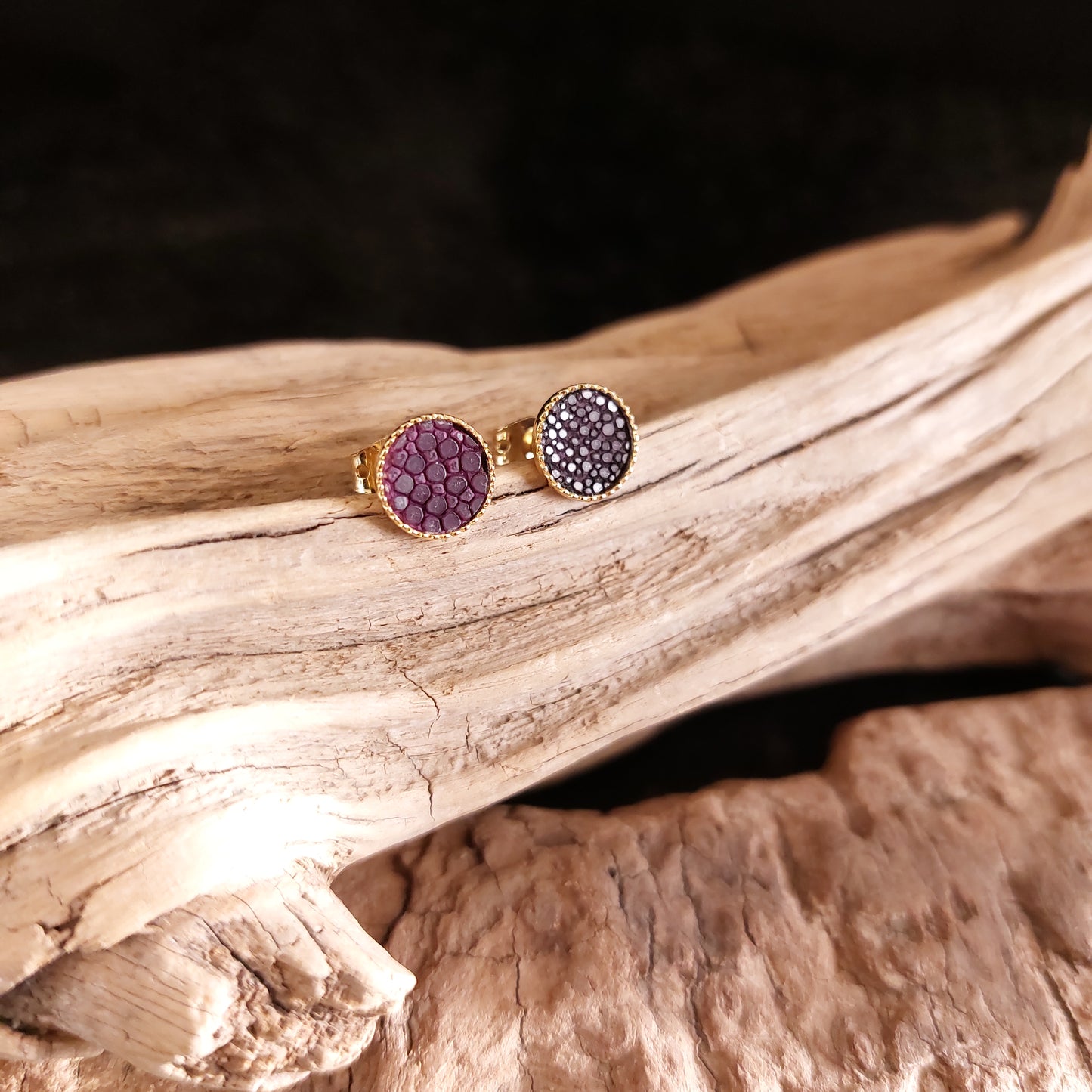 Puces d'oreilles en Laiton doré et Galuchat (diamètre 8mm)