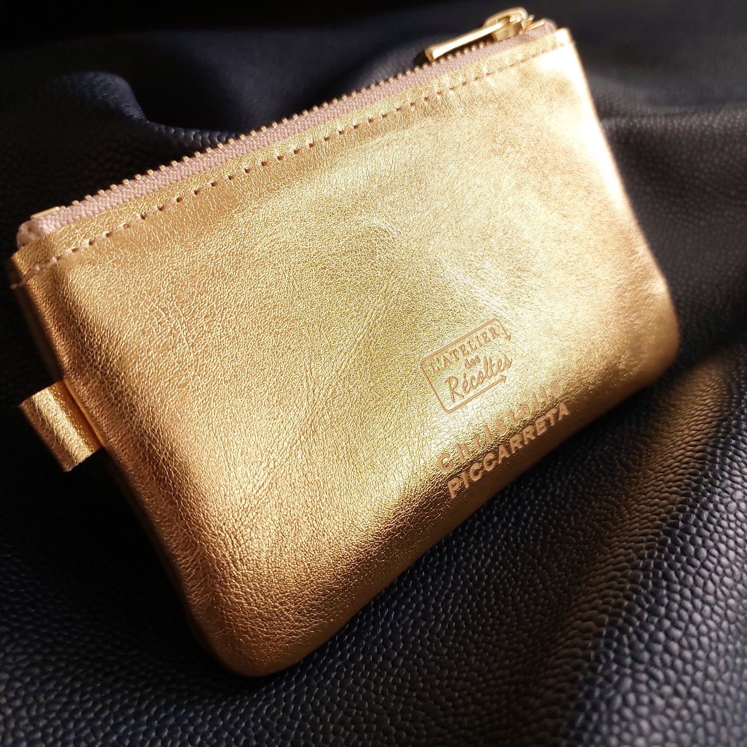 porte monnaie en cuir upcyclé doré, avec fermeture zip YKK Excella en laiton doré. Pièce unique fabriquée artisanalement par Christelle PICCARRETA, L'Atelier des Récoltes, à Voiron.