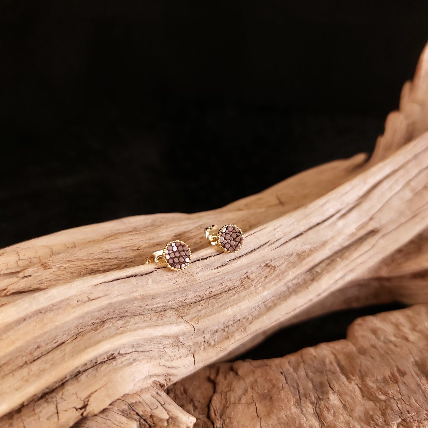 Boucles d'oreilles en laiton doré et Galuchat (diamètre 6mm)