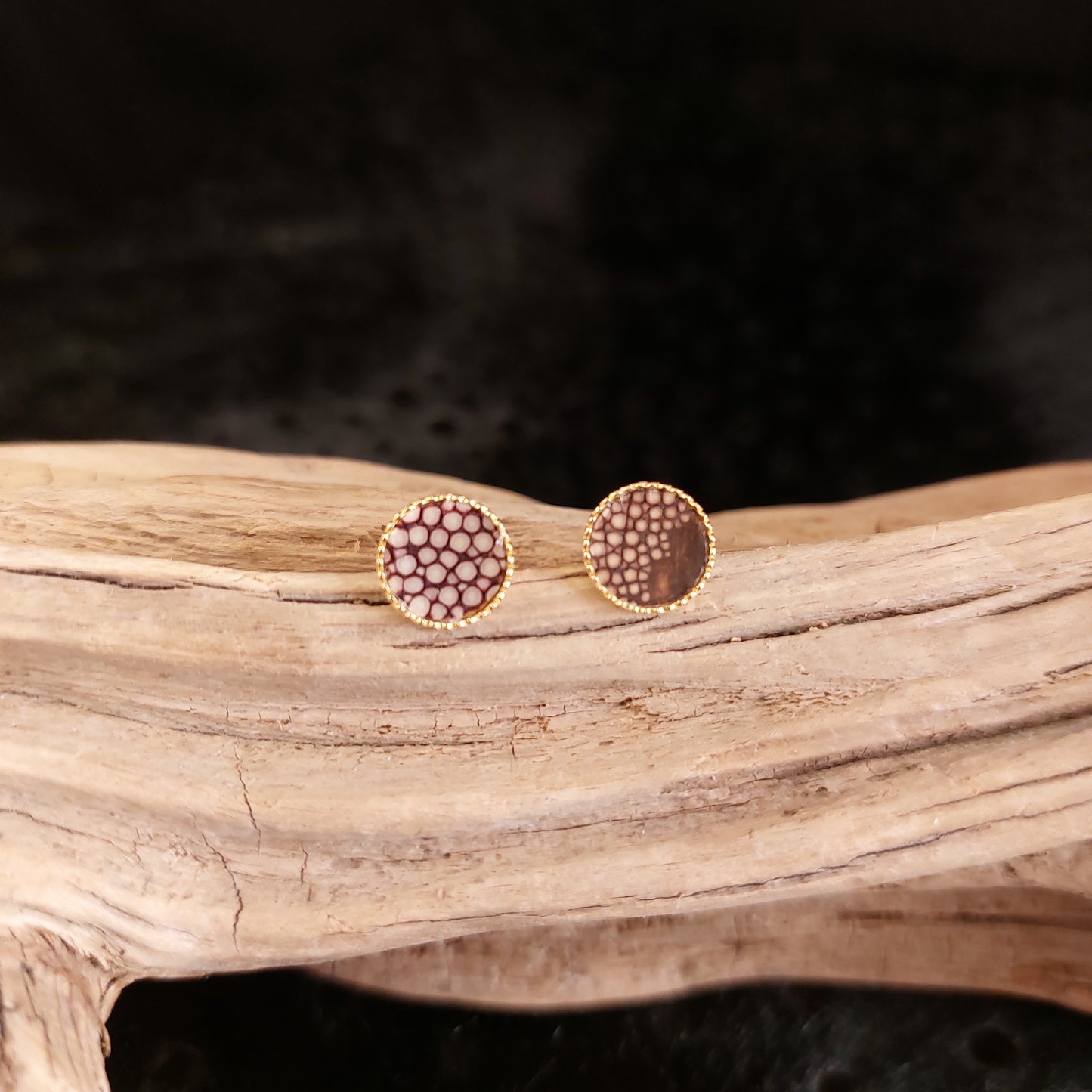 Puces d'oreilles en Laiton doré et Galuchat (diamètre 8mm)