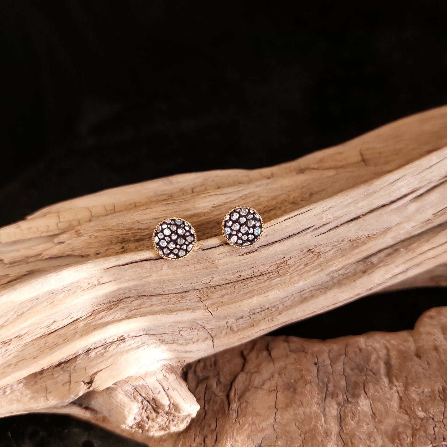 Puces d'oreilles en Laiton doré et Galuchat (diamètre 8mm)