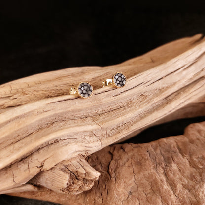 Boucles d'oreilles en laiton doré et Galuchat (diamètre 6mm)