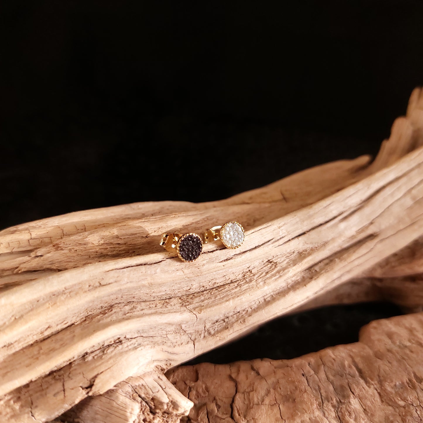 Boucles d'oreilles en laiton doré et Galuchat (diamètre 6mm)