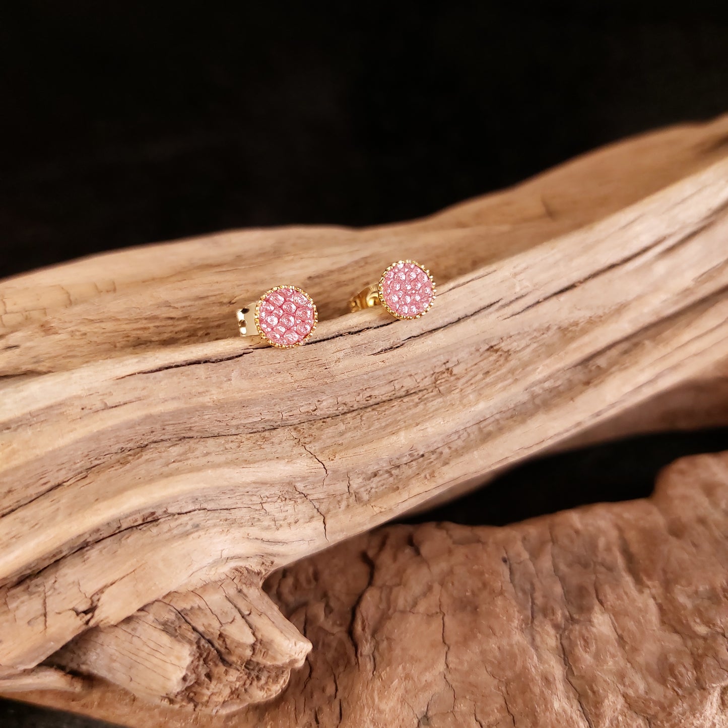 Boucles d'oreilles en laiton doré et Galuchat (diamètre 6mm)