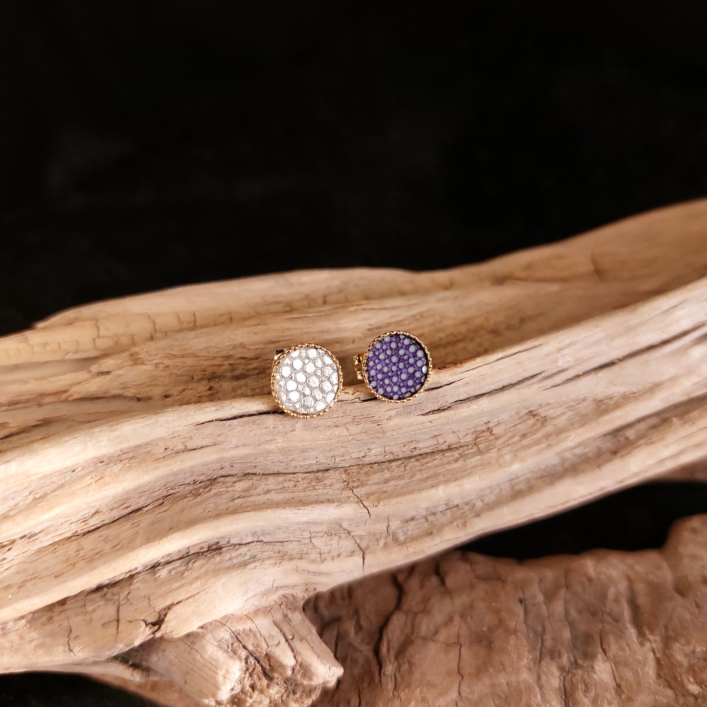 Puces d'oreilles en Laiton doré et Galuchat (diamètre 8mm)