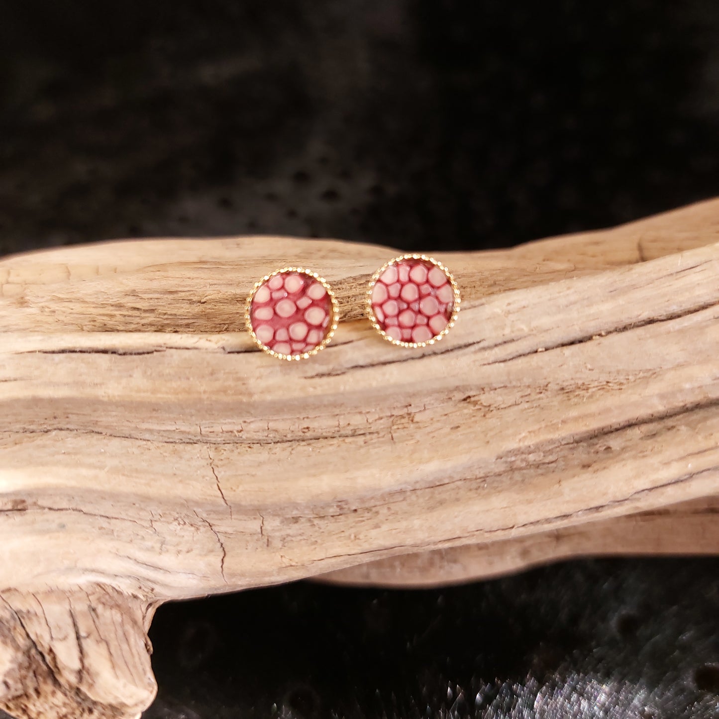 Puces d'oreilles en Laiton doré et Galuchat (diamètre 8mm)